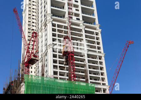 Manila, Philippinen - 16. Mai 2017: Prozess der Gebäude, Krane bei der Arbeit auf der Baustelle Stockfoto