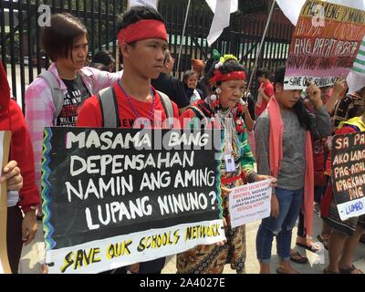 Quezon City, Philippinen. 10 Okt, 2019. Speichern unsere Schulen (SOS) Mitglieder und indigene Bevölkerung Nachfragen etablierten Abteilung der Sekretär Leonor Briones ihre Position zu verlassen, nachdem Sie die endgültige Schließung von 54 Salugpongan Schulen in Davao Region bestellt. Sie forderten auch die Streitkräfte der Philippinen zu töten lumads. (Foto von Joseph Dacalanio/Pacific Press) Quelle: Pacific Press Agency/Alamy leben Nachrichten Stockfoto