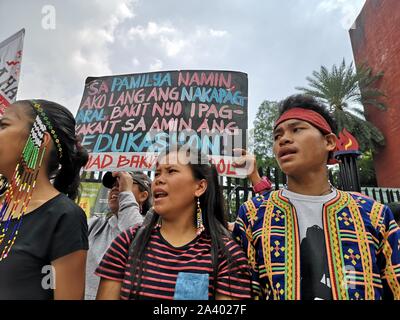 Quezon City, Philippinen. 10 Okt, 2019. Speichern unsere Schulen (SOS) Mitglieder und indigene Bevölkerung Nachfragen etablierten Abteilung der Sekretär Leonor Briones ihre Position zu verlassen, nachdem Sie die endgültige Schließung von 54 Salugpongan Schulen in Davao Region bestellt. Sie forderten auch die Streitkräfte der Philippinen zu töten lumads. (Foto von Joseph Dacalanio/Pacific Press) Quelle: Pacific Press Agency/Alamy leben Nachrichten Stockfoto