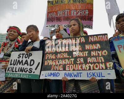 Quezon City, Philippinen. 10 Okt, 2019. Speichern unsere Schulen (SOS) Mitglieder und indigene Bevölkerung Nachfragen etablierten Abteilung der Sekretär Leonor Briones ihre Position zu verlassen, nachdem Sie die endgültige Schließung von 54 Salugpongan Schulen in Davao Region bestellt. Sie forderten auch die Streitkräfte der Philippinen zu töten lumads. (Foto von Joseph Dacalanio/Pacific Press) Quelle: Pacific Press Agency/Alamy leben Nachrichten Stockfoto