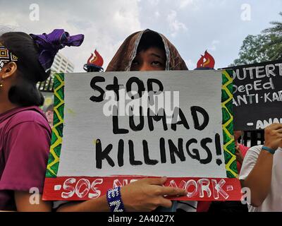 Quezon City, Philippinen. 10 Okt, 2019. Speichern unsere Schulen (SOS) Mitglieder und indigene Bevölkerung Nachfragen etablierten Abteilung der Sekretär Leonor Briones ihre Position zu verlassen, nachdem Sie die endgültige Schließung von 54 Salugpongan Schulen in Davao Region bestellt. Sie forderten auch die Streitkräfte der Philippinen zu töten lumads. (Foto von Joseph Dacalanio/Pacific Press) Quelle: Pacific Press Agency/Alamy leben Nachrichten Stockfoto