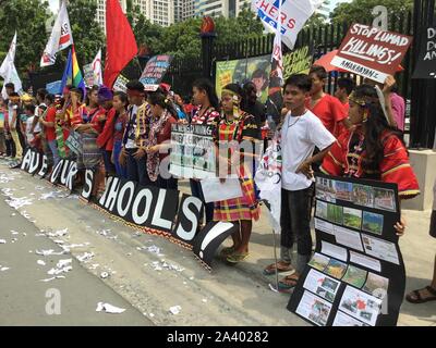 Quezon City, Philippinen. 10 Okt, 2019. Speichern unsere Schulen (SOS) Mitglieder und indigene Bevölkerung Nachfragen etablierten Abteilung der Sekretär Leonor Briones ihre Position zu verlassen, nachdem Sie die endgültige Schließung von 54 Salugpongan Schulen in Davao Region bestellt. Sie forderten auch die Streitkräfte der Philippinen zu töten lumads. (Foto von Joseph Dacalanio/Pacific Press) Quelle: Pacific Press Agency/Alamy leben Nachrichten Stockfoto