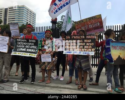 Quezon City, Philippinen. 10 Okt, 2019. Speichern unsere Schulen (SOS) Mitglieder und indigene Bevölkerung Nachfragen etablierten Abteilung der Sekretär Leonor Briones ihre Position zu verlassen, nachdem Sie die endgültige Schließung von 54 Salugpongan Schulen in Davao Region bestellt. Sie forderten auch die Streitkräfte der Philippinen zu töten lumads. (Foto von Joseph Dacalanio/Pacific Press) Quelle: Pacific Press Agency/Alamy leben Nachrichten Stockfoto