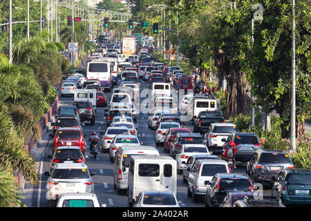 Manila, Philippinen - 16. Mai 2017: Starker Verkehr auf der Straße von Manila in der rush hour Stockfoto