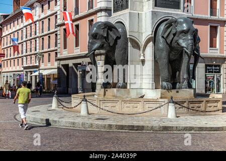 /Elefanten von QUATRE SANS CUL BRUNNEN GEBAUT IM SPEICHER VON HANNIBAL DIE ALPEN AUF DER EINEN ELEFANTEN ZURÜCK, Chambery, SAVOY (73), Frankreich gekreuzt Stockfoto