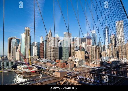 Aus Sicht der BROOKLYN BRIDGE DER HOCHHÄUSER IN Lower Manhattan, New York, United States, USA Stockfoto