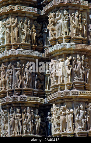 Die höchst kunstvollen jangh oder an der Wand der Kandariya Mahadev Tempel Stockfoto