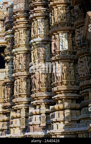 Die höchst kunstvollen jangh oder an der Wand der Kandariya Mahadev Tempel Stockfoto