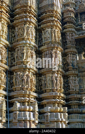 Die höchst kunstvollen jangh oder an der Wand der Kandariya Mahadev Tempel Stockfoto