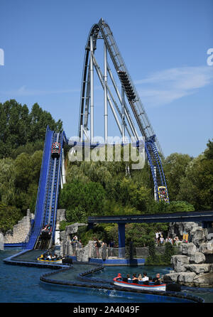 27. August 2019, Baden-Wuerttemberg, Rost: Das Foto zeigt die Fahrt "Silver Star" (h) und die Wasserachterbahn "Poseidon" (v) im Europa-Park. Der Park umfasst 95 Hektar und, nach Angaben der Betreiber, zieht mehr als 5,6 Millionen Besucher jährlich mit mehr als 100 Attraktionen und Shows. Es ist daher die größte Deutschlands und nach Disneyland Paris, der meistbesuchte Freizeitpark in Europa. Foto: Patrick Seeger/dpa Stockfoto