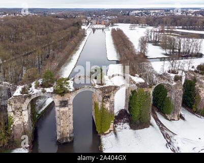 PARK UND GARTEN DES CHATEAU DE MAINTENON IM SCHNEE, EURE-ET-LOIR (28), Frankreich Stockfoto