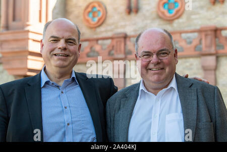 Rust, Deutschland. 12 Sep, 2019. Peter (l) und Walter (r) Kohl stehen in den Europa-Park. Quelle: Patrick Seeger/dpa/Alamy leben Nachrichten Stockfoto