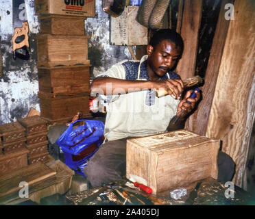 Ein Zimmermann bei der Arbeit in der Stone Town, Sansibar, Tansania Stockfoto