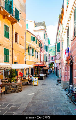 Monterosso al Mare, Italien - September 02, 2019: Die Menschen sind Wandern, Reisen durch eine gemütliche lebhaften Straßen voller kleiner Unternehmen im Erdgeschoss i Stockfoto