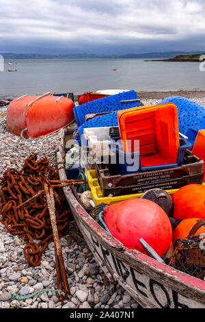 Altes Boot am Strand von Moelfre, Anglesey, Nordwales Stockfoto
