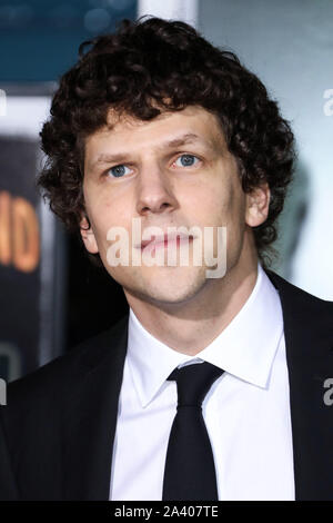 Westwood, der Vereinigten Staaten von Amerika. 10 Okt, 2019. WESTWOOD, LOS ANGELES, Kalifornien, USA - 10. Oktober: Jesse Eisenberg kommt an der Los Angeles Premiere von Sony Pictures'' Zombieland Double Tap' im Regency Dorf Theater am 10. Oktober 2019 in Westwood, Los Angeles, Kalifornien, USA. (Foto von David Acosta/Image Press Agency) Quelle: Bild Presse Agentur/Alamy leben Nachrichten Stockfoto