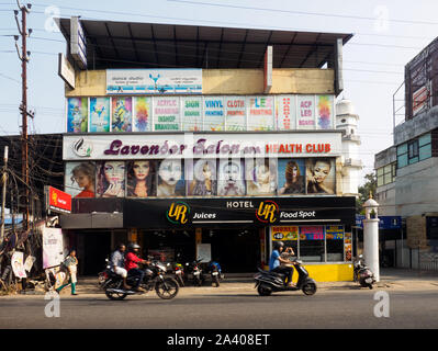 Indien, Kochin - April 05, 2019: Straßen- und Office spa Gebäude Stockfoto
