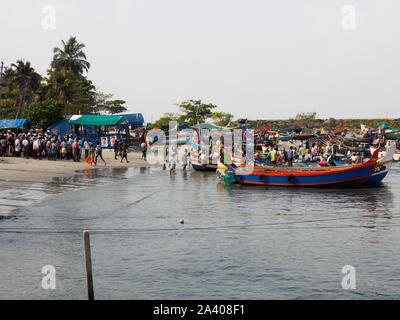 Indien, Kochin - April 06, 2019: Fischerboote und Fischmarkt Stockfoto