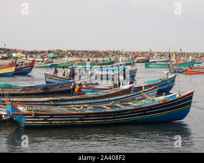 Indien, Kochin - April 06, 2019: Fischer und Fischerboote Stockfoto