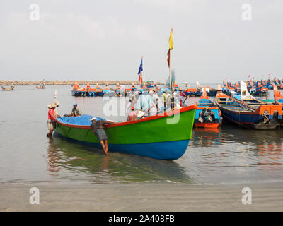Indien, Kochin - April 06, 2019: Fischer und Fischerbooten. Fang entladen Stockfoto