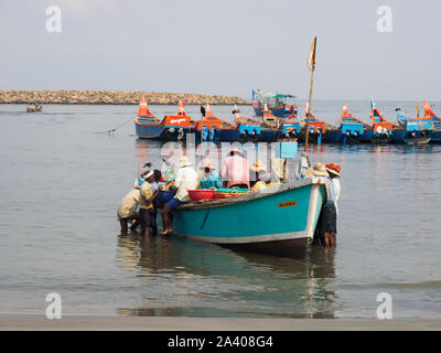 Indien, Kochin - April 06, 2019: Fischer und Fischerbooten. Fang entladen Stockfoto