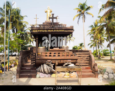 Indien, Kochin - April 06, 2019: Christliche Kirche in der Form eines Schiffes im Speicher der gefallenen Fischer Stockfoto