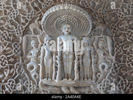 Geschnitzten Götzenbild aus weißem Marmor auf der Wand Tirthankar Jain Tempel, Rajasthan, Ranakpur, Indien Stockfoto