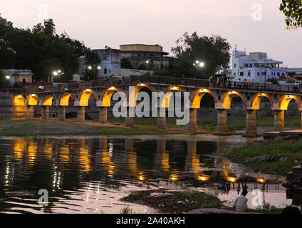 Beleuchtete Brücke auf Gangaur Ghat, Rajasthan, Udaipur, Indien Stockfoto