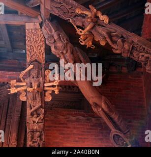 (191028) - Peking, Oktober 11, 2019 (Xinhua) - Foto am 19. April 2019 zeigt die Skulpturen aus Holz an der Restaurierung der Hanumandhoka Basantapur Turm am Durbar Square in Kathmandu, der Hauptstadt von Nepal wiederhergestellt. (Foto von Sunil Sharma/Xinhua) Stockfoto