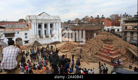 (191028) - Peking, Oktober 11, 2019 (Xinhua) - Tempel auf Hanumandhoka Durbar Square sind nach einem Erdbeben in Kathmandu, der Hauptstadt von Nepal, am 25. April 2015 ruiniert. (Foto von Sunil Sharma/Xinhua) Stockfoto