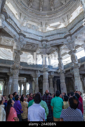 Indische Touristen im Inneren jain Tirthankar Marmor-tempel, Rajasthan, Ranakpur, Indien Stockfoto