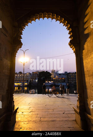 Indischer Torbogen auf Gangaur Ghat, Rajasthan, Udaipur, Indien Stockfoto