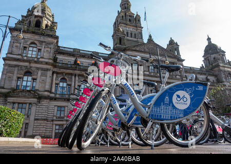 Fahrräder mieten bis vor der Stadt Kammern in George Square Glasgow gefüttert als Teil der Förderung von e-bikes. Stockfoto