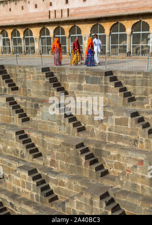 Rajasthani Frauen in Chand Baori stepwell, Rajasthan, Abhaneri, Indien Stockfoto