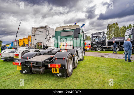 Lkw und Lkw bis an der jährlichen Newark Truckfest geparkt Stockfoto