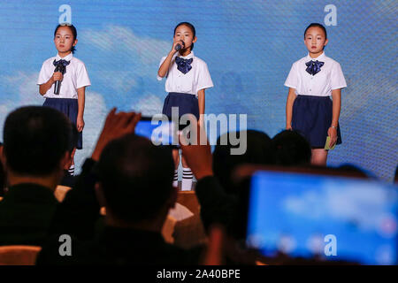 (191028) - Peking, Oktober 11, 2019 (Xinhua) - Kinder rezitieren ein Gedicht auf einer Pressekonferenz über die Ergebnisse der Frühling Knospe Projekt in Peking, der Hauptstadt von China, Okt. 10, 2019. Die Feder Bud-Projekt, das von der China Kinder und Jugendliche "Fonds (CCTF) im Jahr 1989 ins Leben gerufen, finanziert, und half über 3,69 Millionen arme Mädchen in den letzten 30 Jahren. Das Programm dabei helfen, den armen Mädchen, die Schule zu beenden, hat gesammelten Spenden im Wert von fast 2,12 Milliarden Yuan (rund 297,5 Millionen US-Dollar) und die Unterstützung für den Bau von 1,811 "Bud" Schulen. Der Gesamtchinesischen Frauen Stockfoto