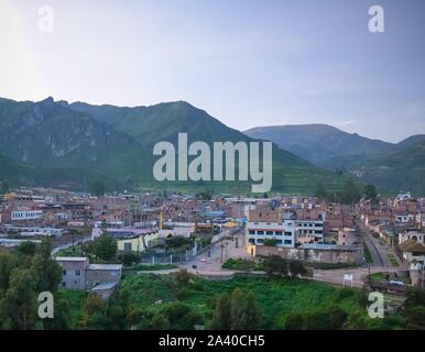 Antenne sunrise Panoramablick zum Colca Fluss und Sabancaya Berg in Chivay, Peru Stockfoto