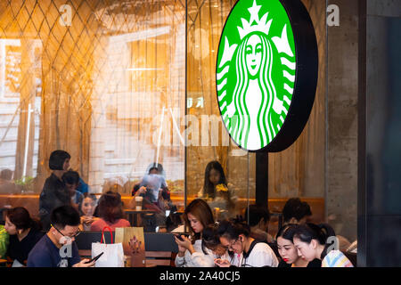 Shenzhen, Guangdong, China. 5. Okt, 2019. Kunden an einem amerikanischen Kaffee und Kaffeehaus Kette Starbucks Stores in Shenzhen. Credit: Alex Tai/SOPA Images/ZUMA Draht/Alamy leben Nachrichten Stockfoto