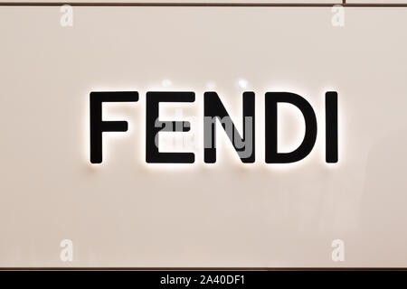 Italienische luxus Modehaus Fendi Logo in Shenzhen gesehen. Stockfoto