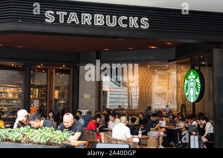 Kunden an einem amerikanischen Kaffee und Kaffeehaus Kette Starbucks Stores in Shenzhen. Stockfoto