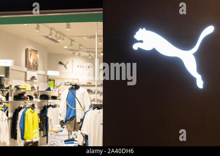 Deutsche multinationale Schuh- und Sportswear Puma Store und Logo in Shenzhen gesehen. Stockfoto