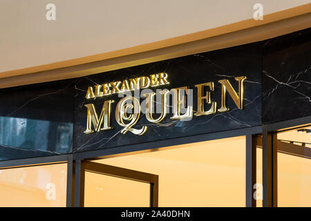 British Luxury Fashion House Alexander McQueen Logo in Shenzhen gesehen. Stockfoto