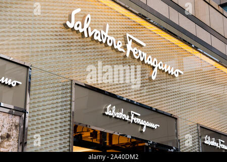 Italienische Luxusartikel High-End-Händler Salvatore Ferragamo store und Logo in Shenzhen gesehen. Stockfoto