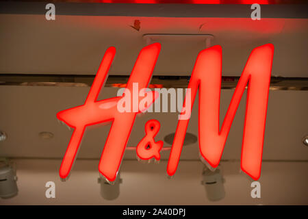 Schwedischen multinationalen Bekleidung - Einzelhandel Unternehmen Hennes & Mauritz, oder H&M, Logo in Shenzhen gesehen. Stockfoto