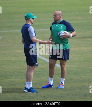 Irlands Trainer Joe Schmidt (links) und Captain Rory Beste (rechts) Während der Kapitän beim Fukuoka Hakatanomori Stadion. Stockfoto