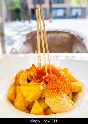 Typische spanische Tapas Leckere "Patatas Bravas" Stockfoto