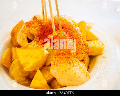 Typische spanische Tapas Leckere "Patatas Bravas" Stockfoto