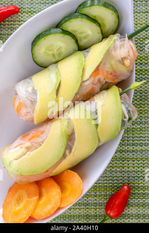 Vietnamesische vegetarische Frühlingsrollen mit Soßen serviert. Bild vertikal. Ansicht von oben. Stockfoto