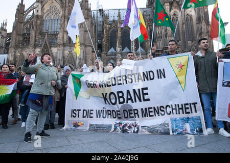 Köln, Deutschland, 10. Oktober 2019: Nach der militärischen Offensive der Türkei im Norden Syriens, Kurden gegen Recep Tayyip Erdogans Politik demonstrieren. Koe Stockfoto