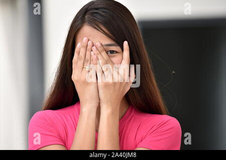 Ziemlich Minderheit Weibliche und Angst Stockfoto